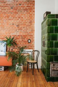 old tenement apartment green tiled stove • Photography © Hanna Połczyńska / kroniki.studio